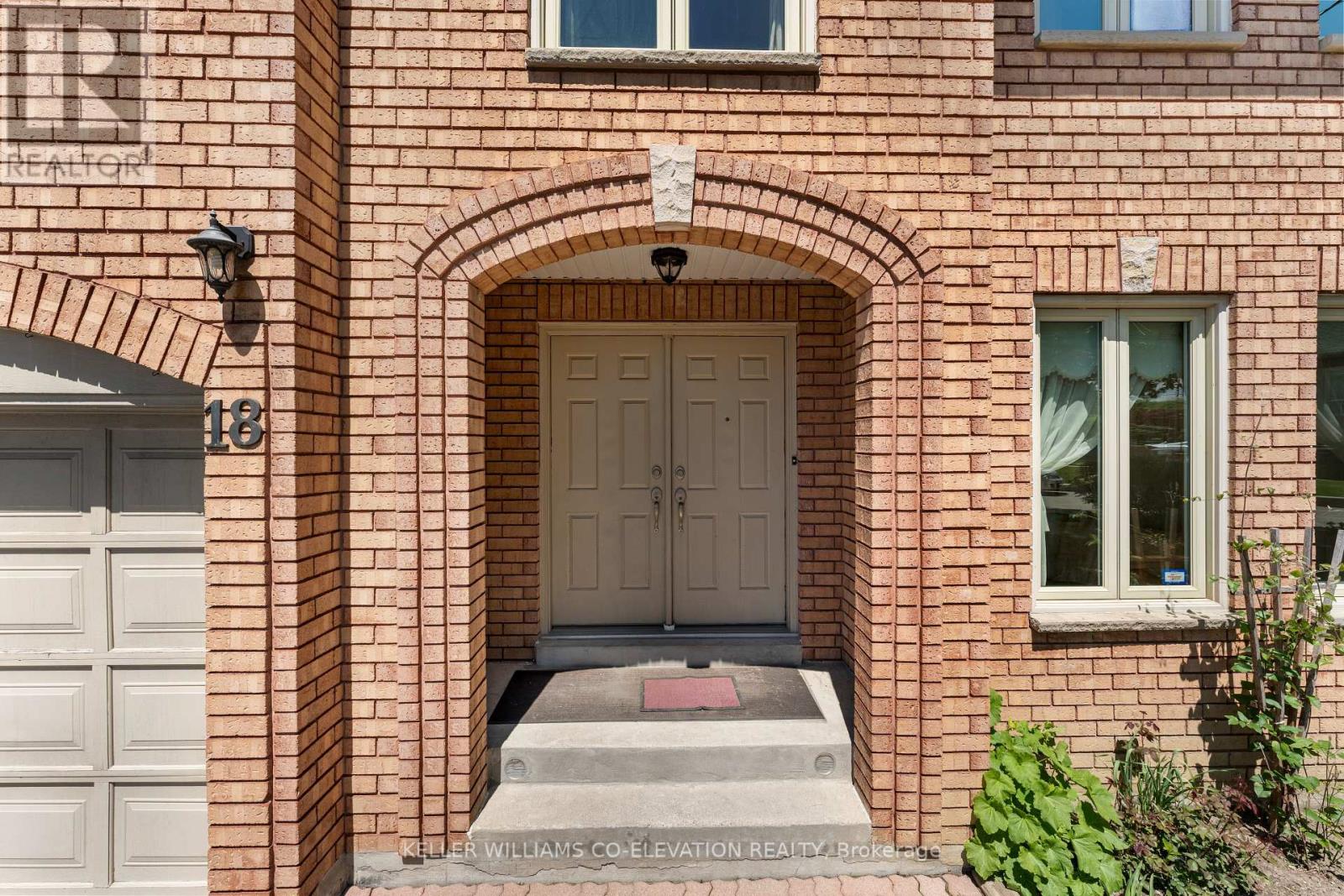 18 Norris Place, Toronto, Ontario  M9M 1K6 - Photo 4 - W12161244