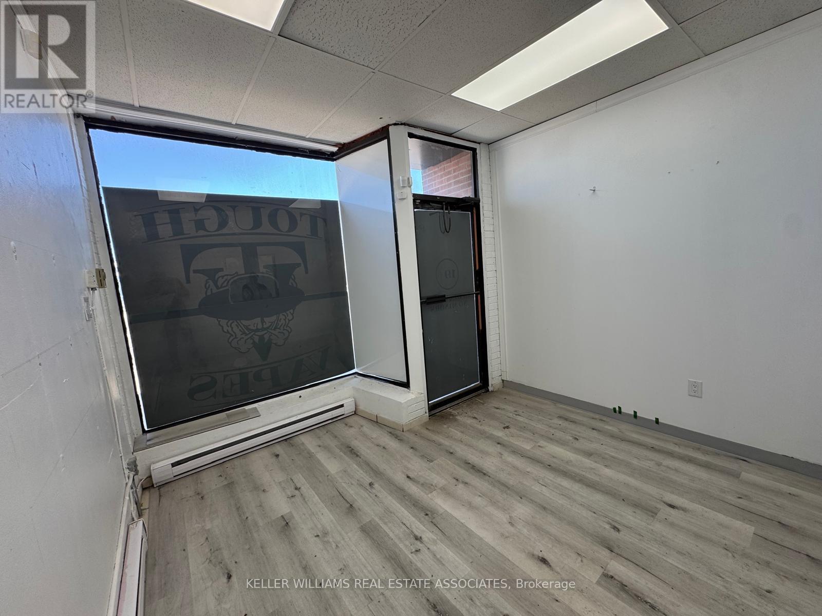 300 Lakeshore Road W, Mississauga (Port Credit), Ontario  L5H 1G6 - Photo 11 - W12098900