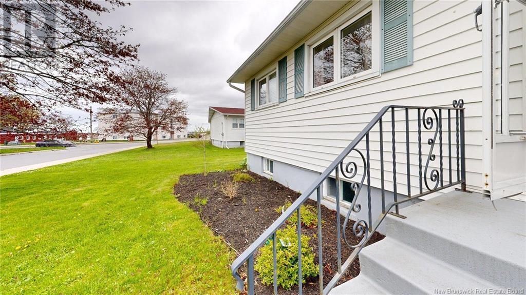 Property at 11 Loyalist Lane image 4