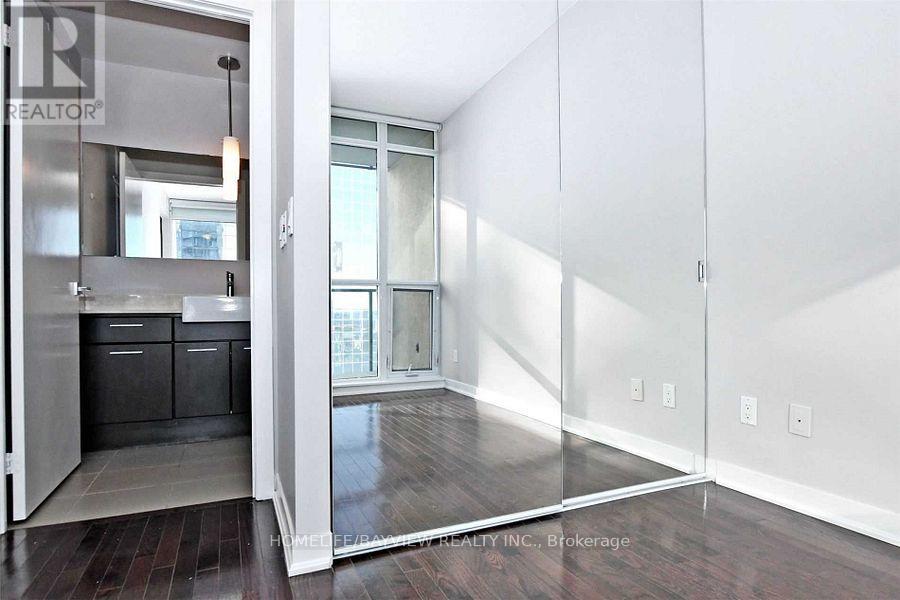 2402 - 770 Bay Street, Toronto (Bay Street Corridor), Ontario  M5G 0A6 - Photo 19 - C12164897