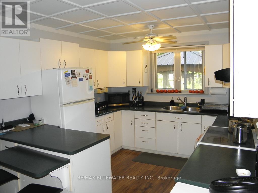 6016 Max Drive, Lambton Shores, Ontario  N0N 1J1 - Photo 16 - X12165000