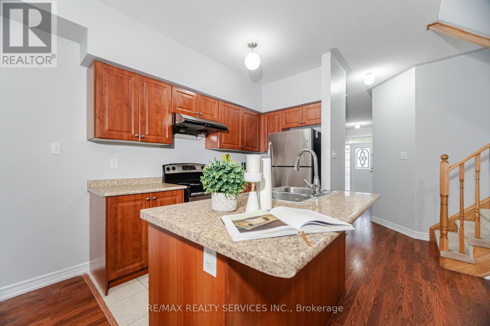 90 Crumlin Crescent, Brampton, Ontario  L6X 0Y4 - Photo 9 - W12164686