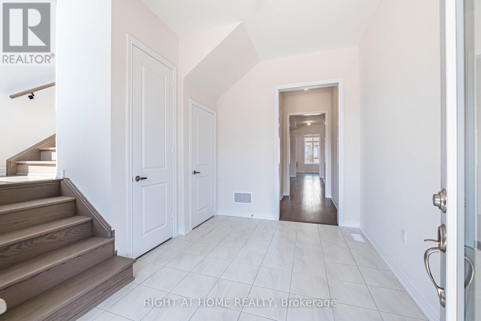 863 Plum Place, Milton, Ontario  L9T 7E7 - Photo 5 - W12164781