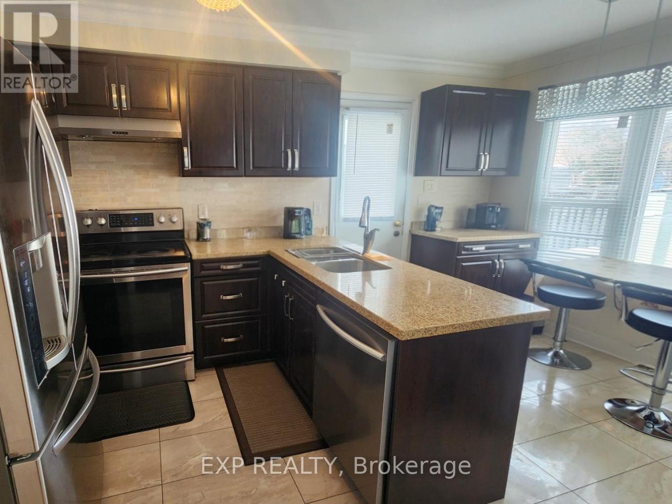 4302 Mayflower Drive, Mississauga, Ontario  L5R 1T7 - Photo 5 - W12164819