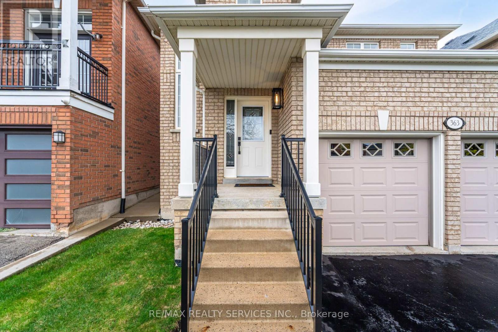 363 Edenbrook Hill Drive, Brampton, Ontario  L7A 2N4 - Photo 5 - W12164849