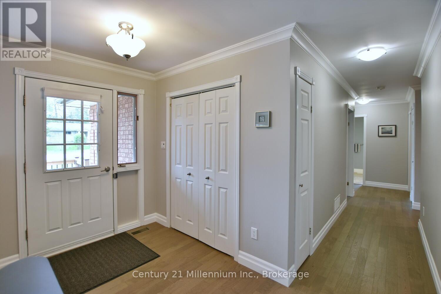 48 Indianola Crescent, Wasaga Beach, Ontario  L9Z 2W3 - Photo 4 - S12165024