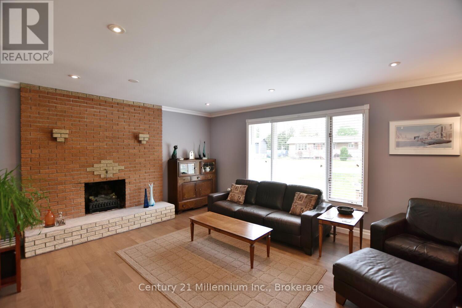 48 Indianola Crescent, Wasaga Beach, Ontario  L9Z 2W3 - Photo 6 - S12165024