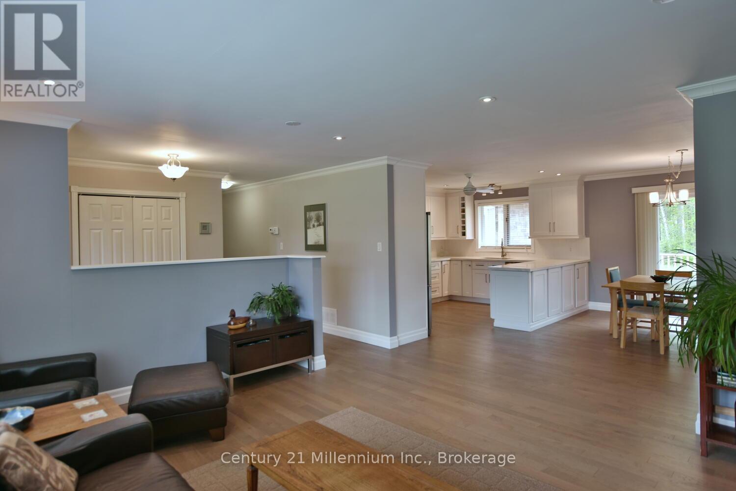 48 Indianola Crescent, Wasaga Beach, Ontario  L9Z 2W3 - Photo 7 - S12165024