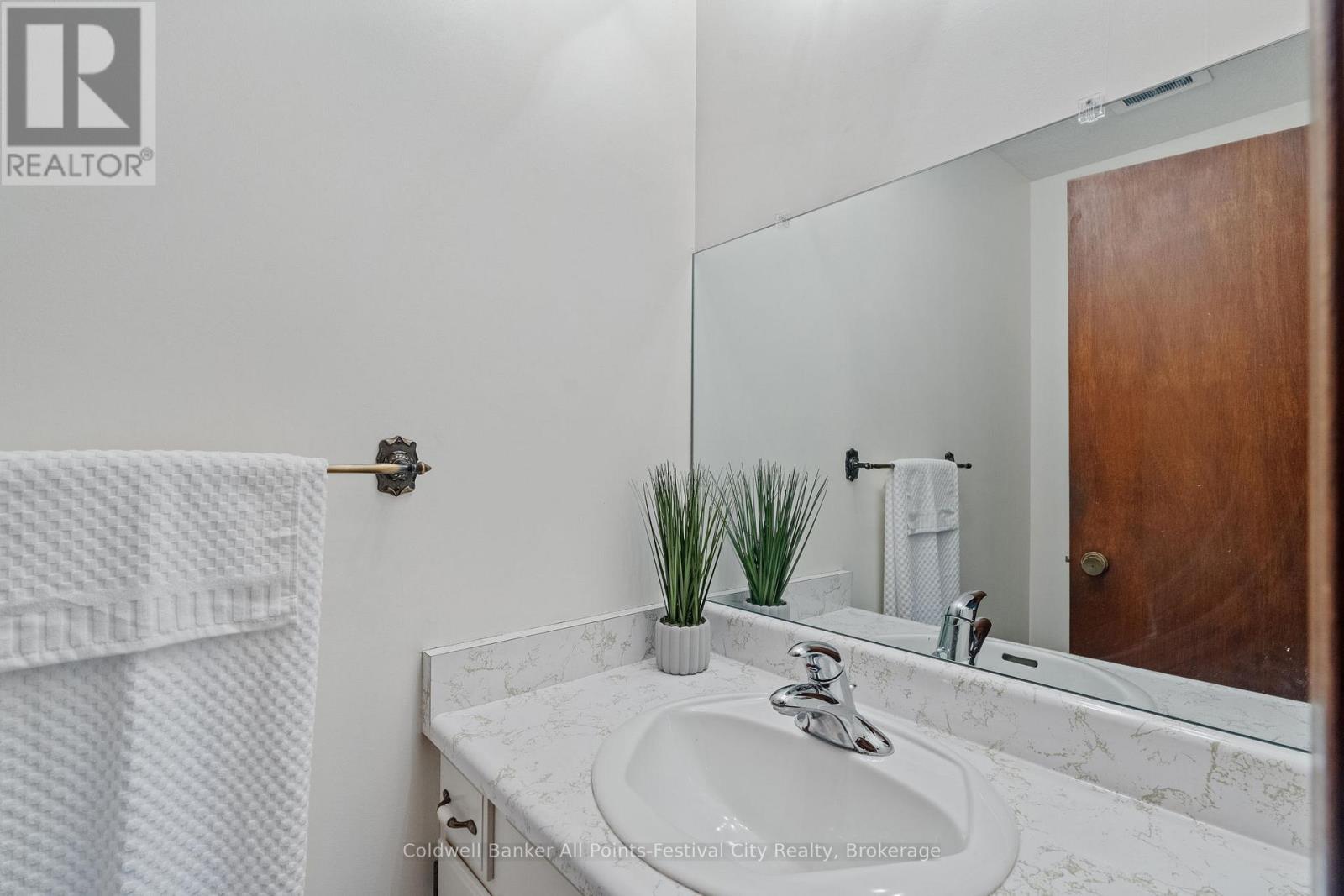 4 Suncoast Drive W, Goderich (Goderich Town), Ontario  N7A 1X1 - Photo 12 - X12165011