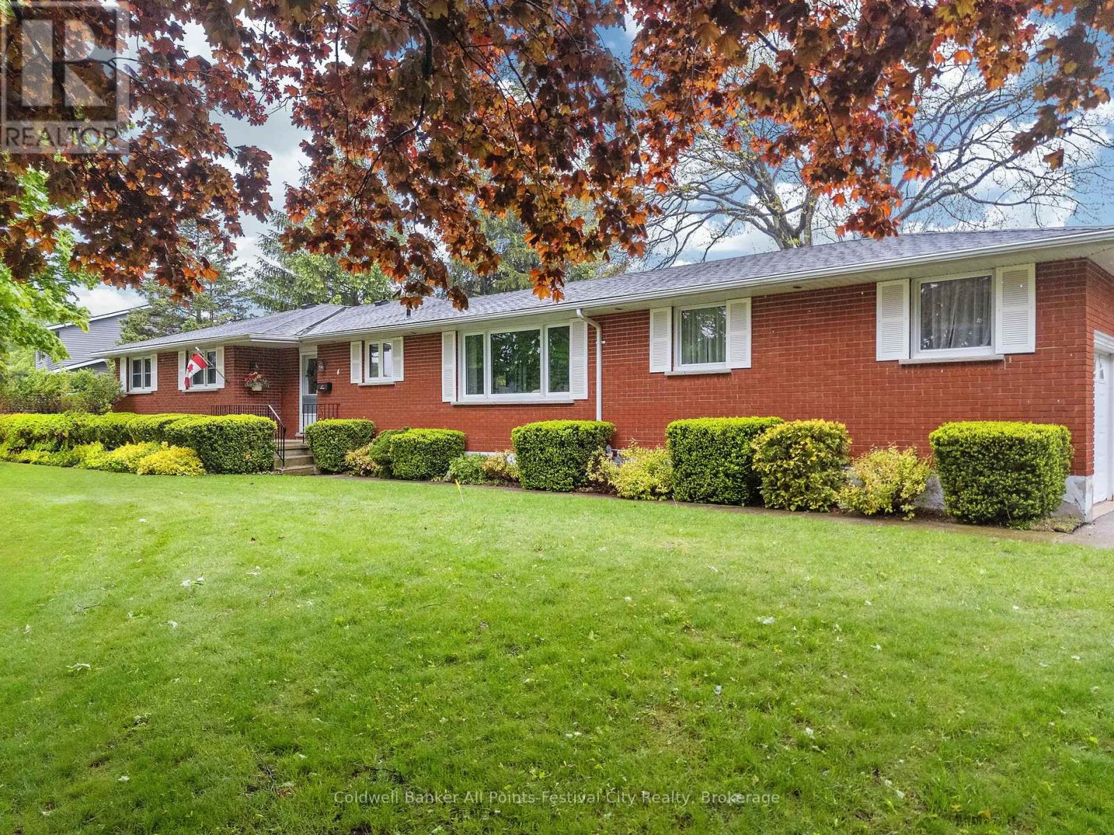 4 Suncoast Drive W, Goderich (Goderich Town), Ontario  N7A 1X1 - Photo 2 - X12165011