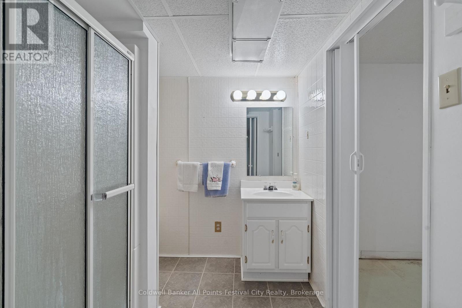 4 Suncoast Drive W, Goderich (Goderich Town), Ontario  N7A 1X1 - Photo 28 - X12165011