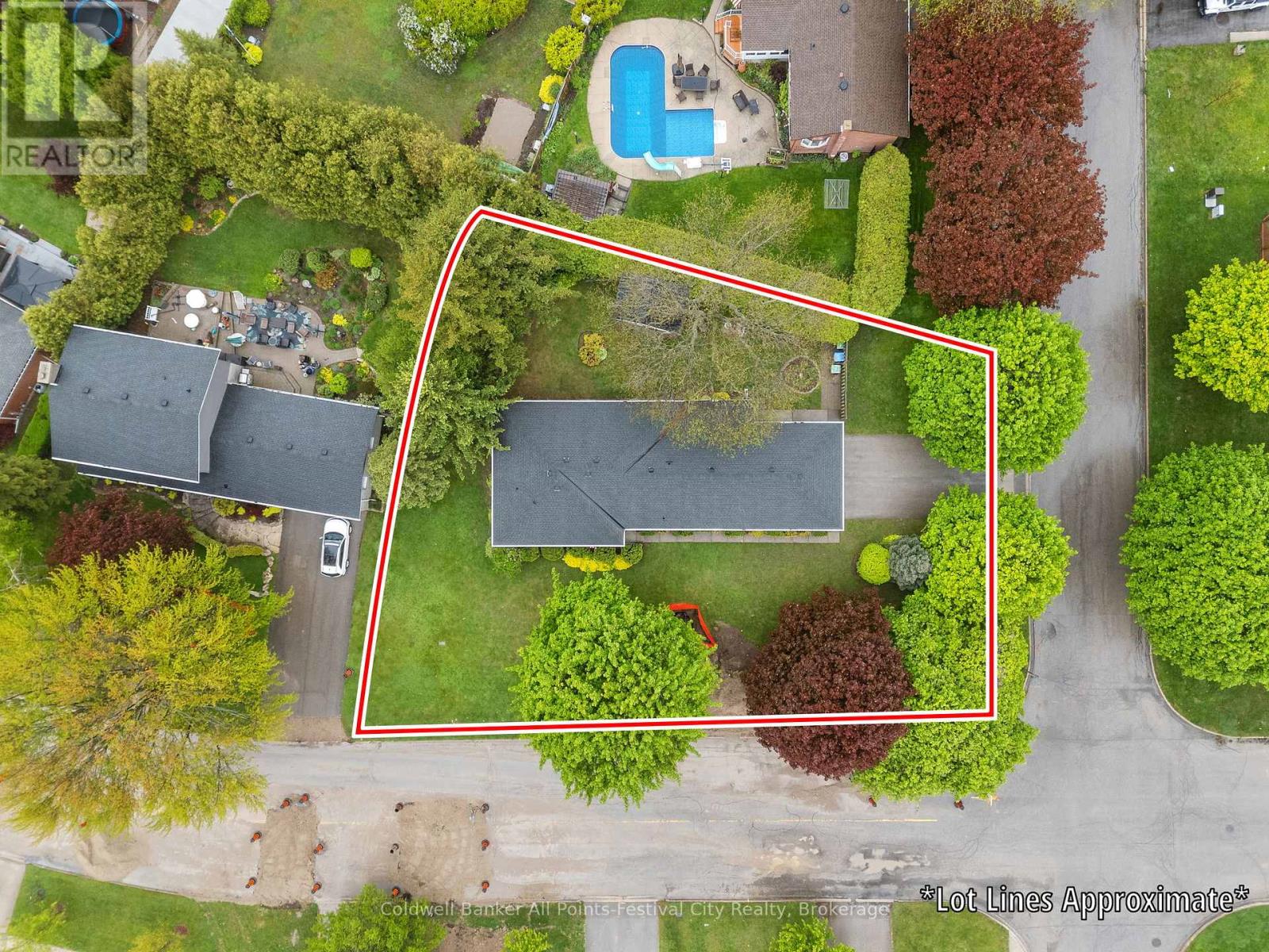 4 Suncoast Drive W, Goderich (Goderich Town), Ontario  N7A 1X1 - Photo 3 - X12165011