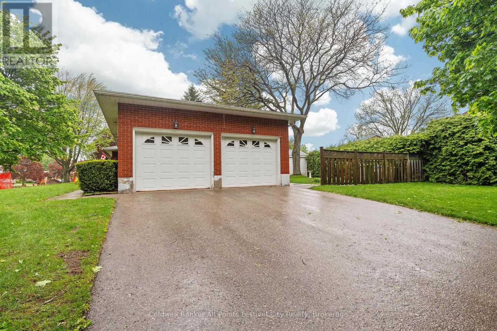 4 Suncoast Drive W, Goderich (Goderich Town), Ontario  N7A 1X1 - Photo 41 - X12165011