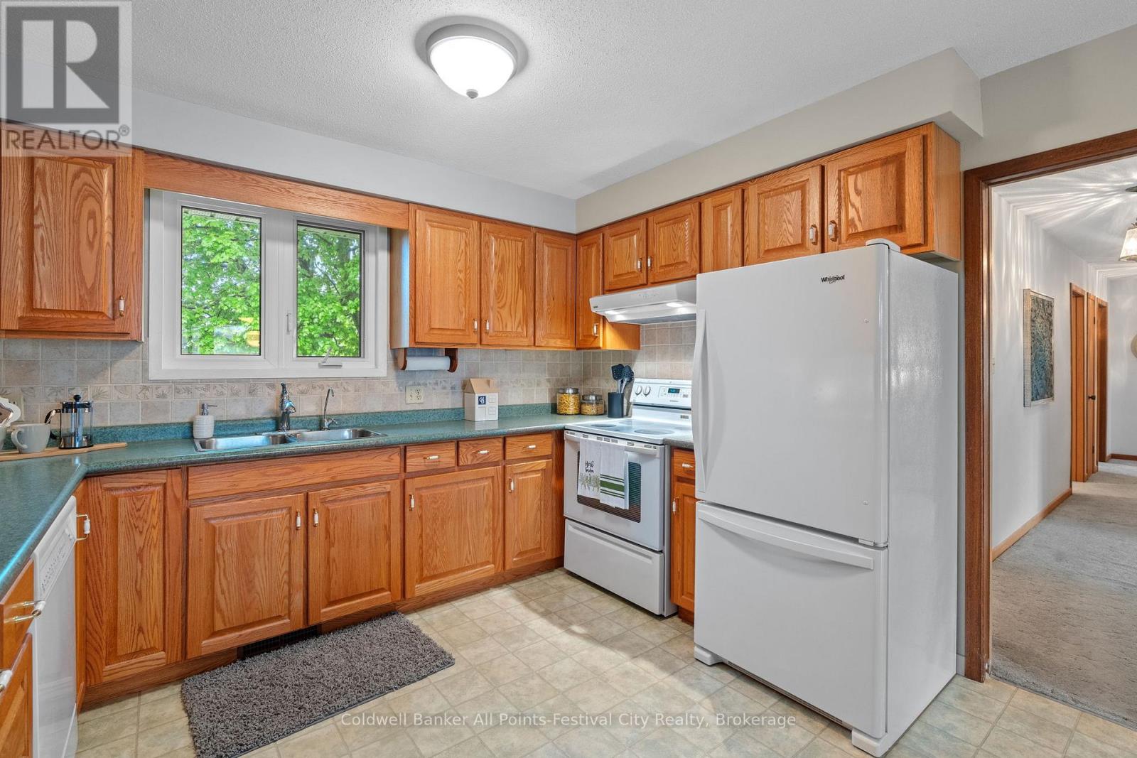4 Suncoast Drive W, Goderich (Goderich Town), Ontario  N7A 1X1 - Photo 5 - X12165011