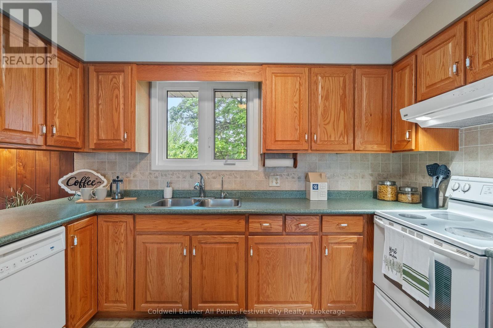 4 Suncoast Drive W, Goderich (Goderich Town), Ontario  N7A 1X1 - Photo 6 - X12165011