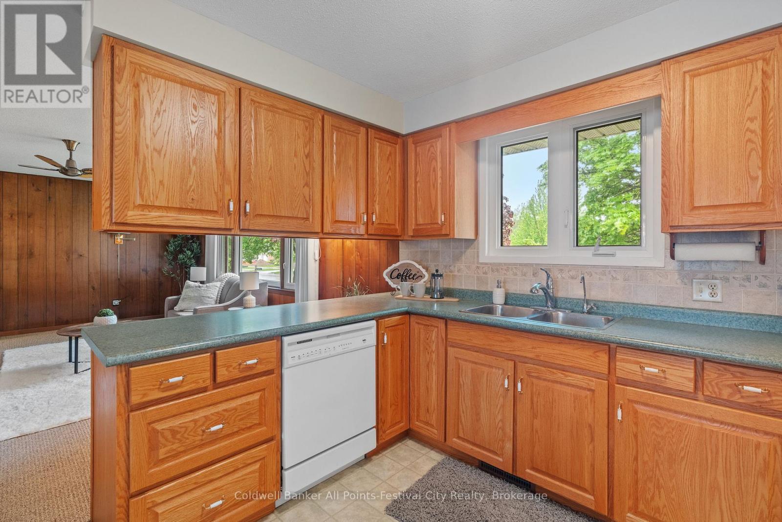 4 Suncoast Drive W, Goderich (Goderich Town), Ontario  N7A 1X1 - Photo 7 - X12165011
