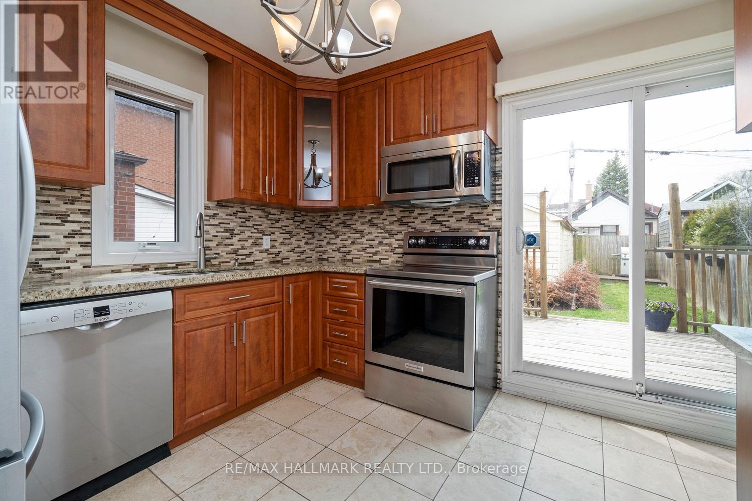 72 Gray Avenue, Toronto (Rockcliffe-Smythe), Ontario  M6N 4S8 - Photo 16 - W12160910