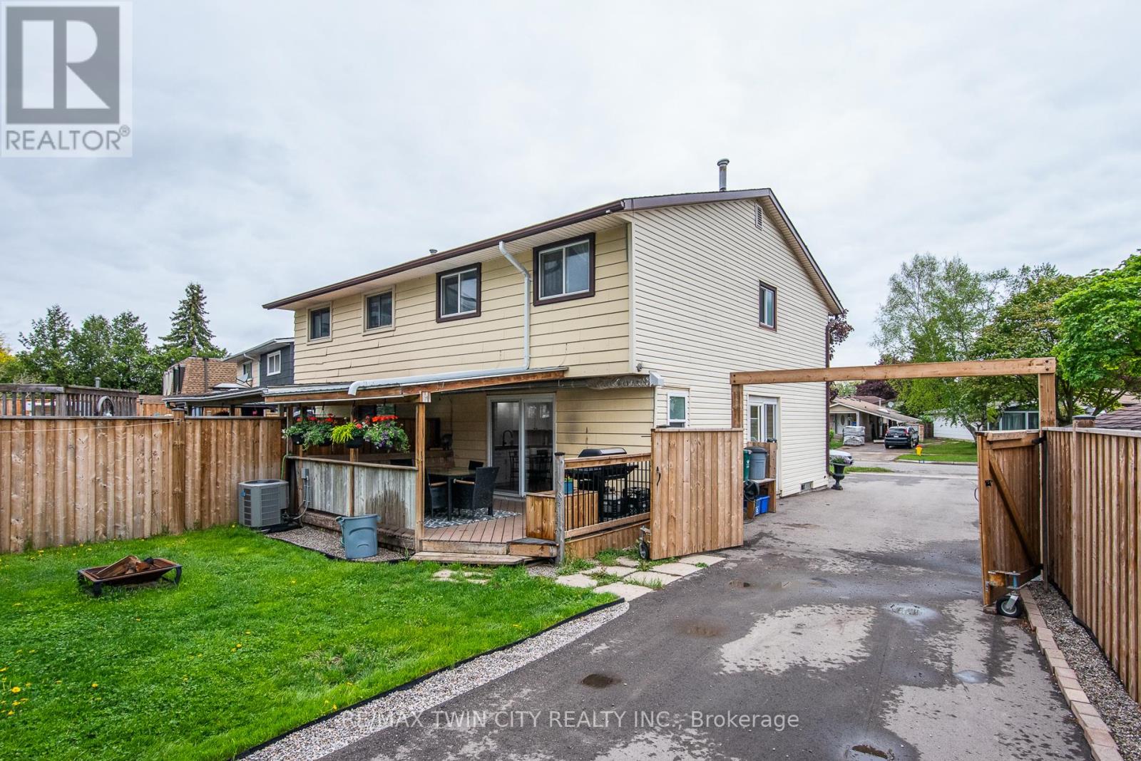 109 Selkirk Drive, Kitchener, Ontario  N2E 1M5 - Photo 7 - X12164770