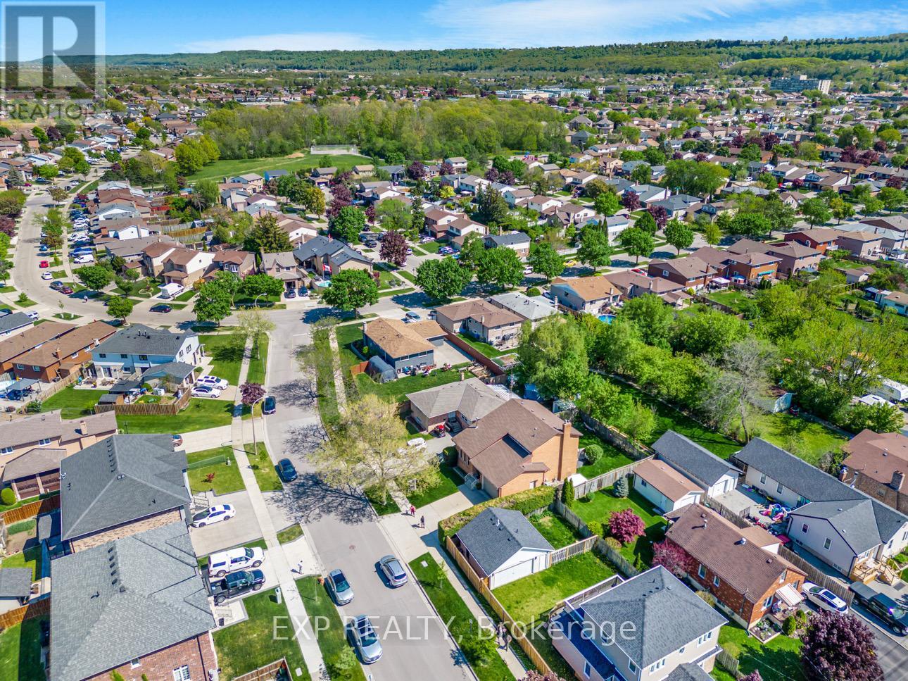 30 Guernsey Drive, Hamilton, Ontario  L8E 4R1 - Photo 5 - X12164823