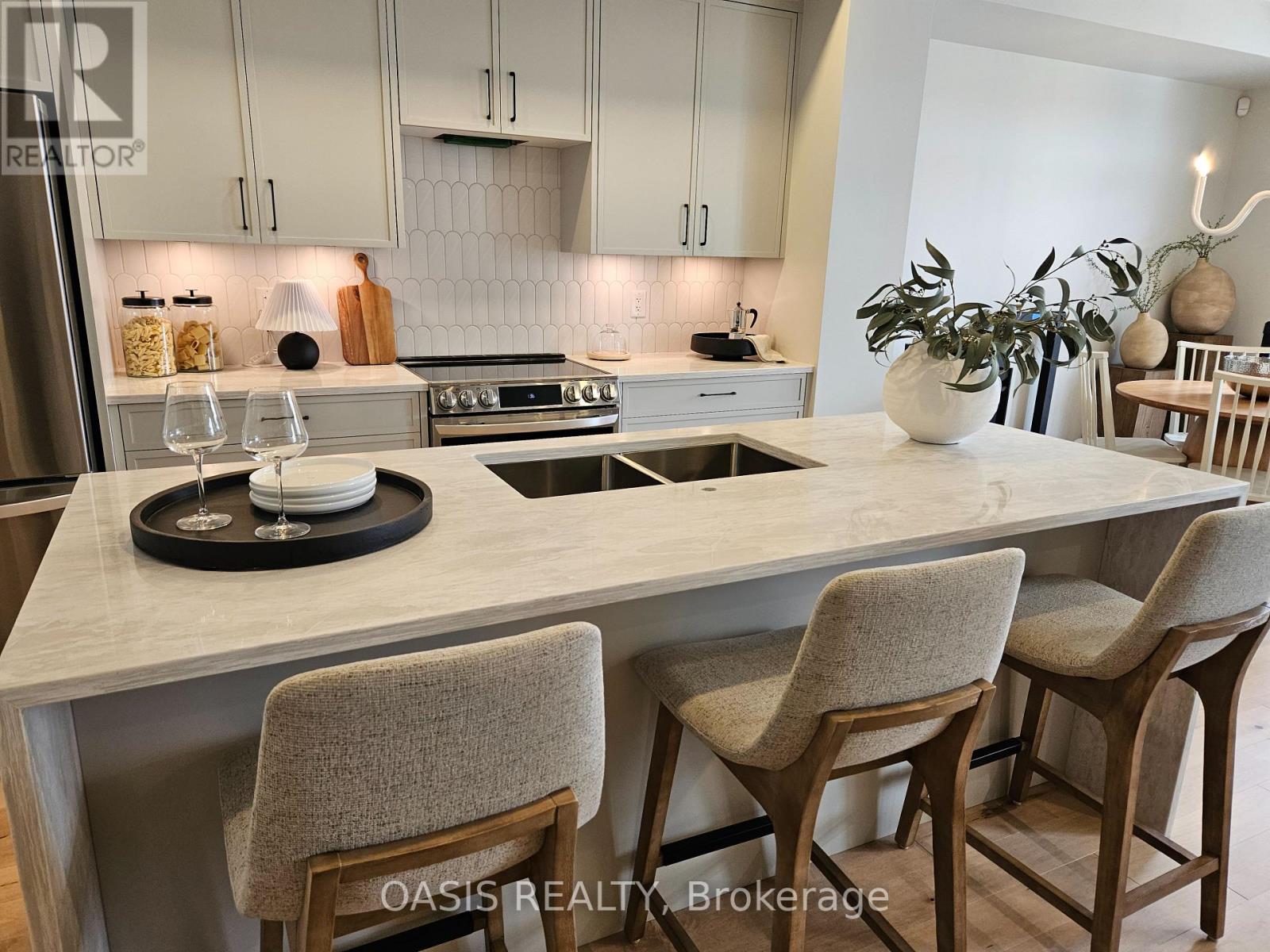 81 Rawah Private, Ottawa, Ontario  K2S 3E2 - Photo 4 - X12165033