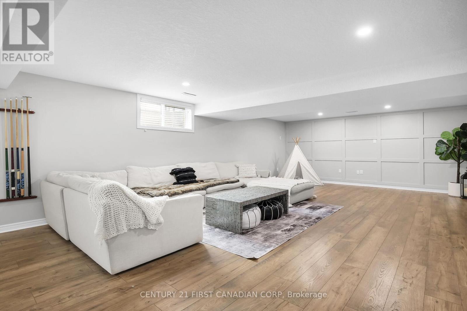 292 Thorn Drive, Strathroy-Caradoc, Ontario  N7G 4E1 - Photo 34 - X12164965
