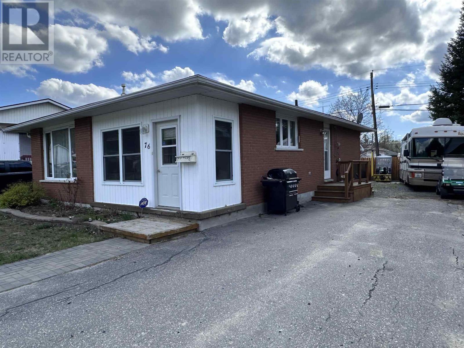76 Mississauga Ave, Elliot Lake, Ontario  P5A 2K5 - Photo 2 - SM250248