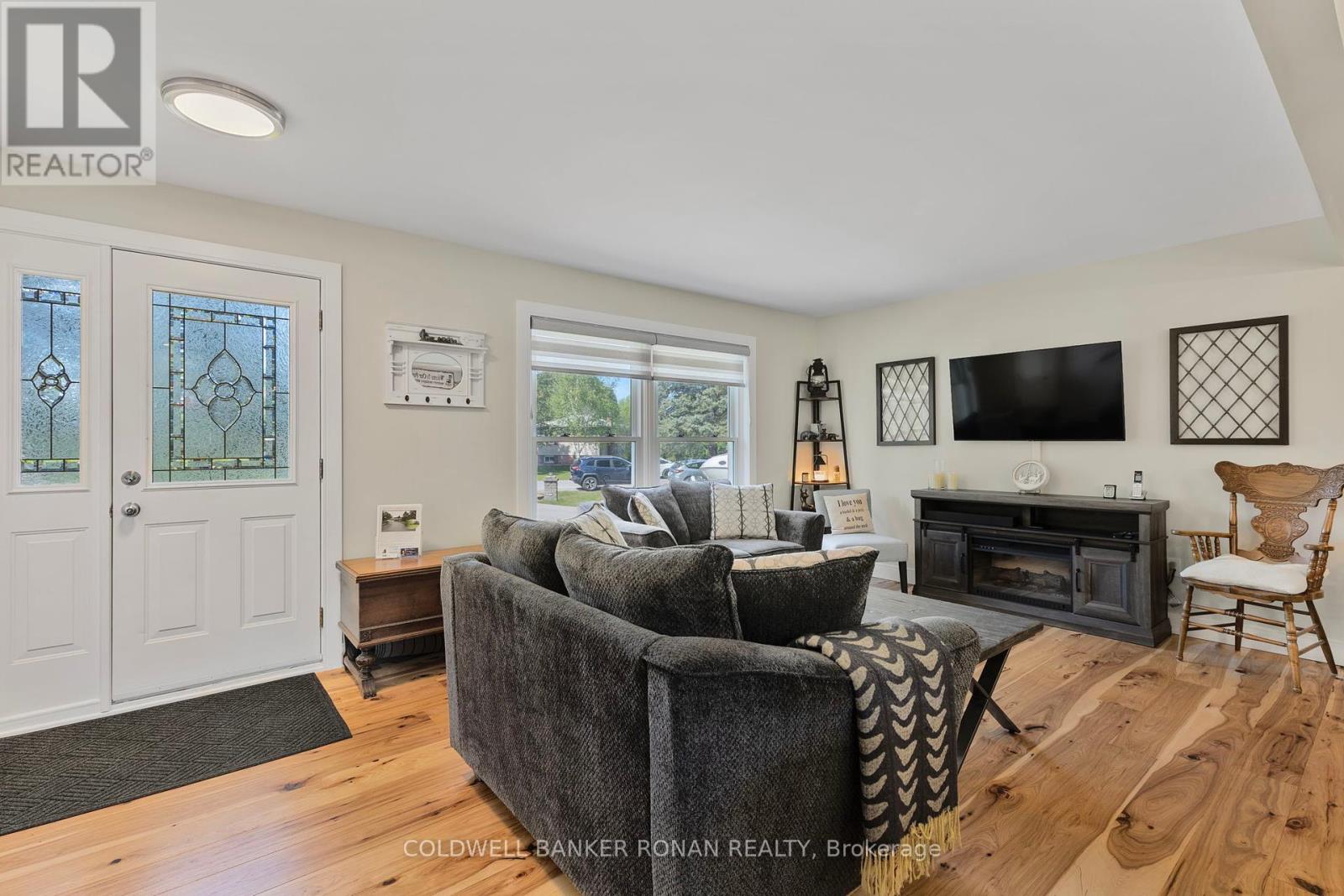 15 Burbank Circle, Adjala-Tosorontio, Ontario  L0M 1J0 - Photo 5 - N12156877