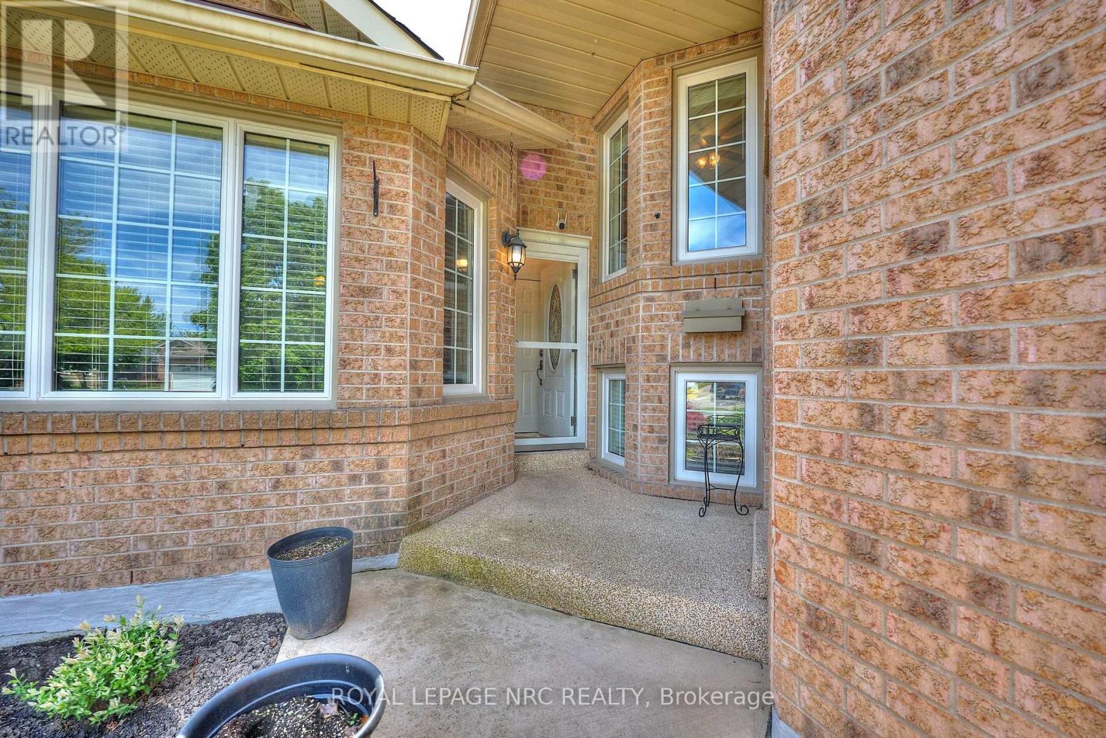 Property at 41 JACKSON COURT W image 4