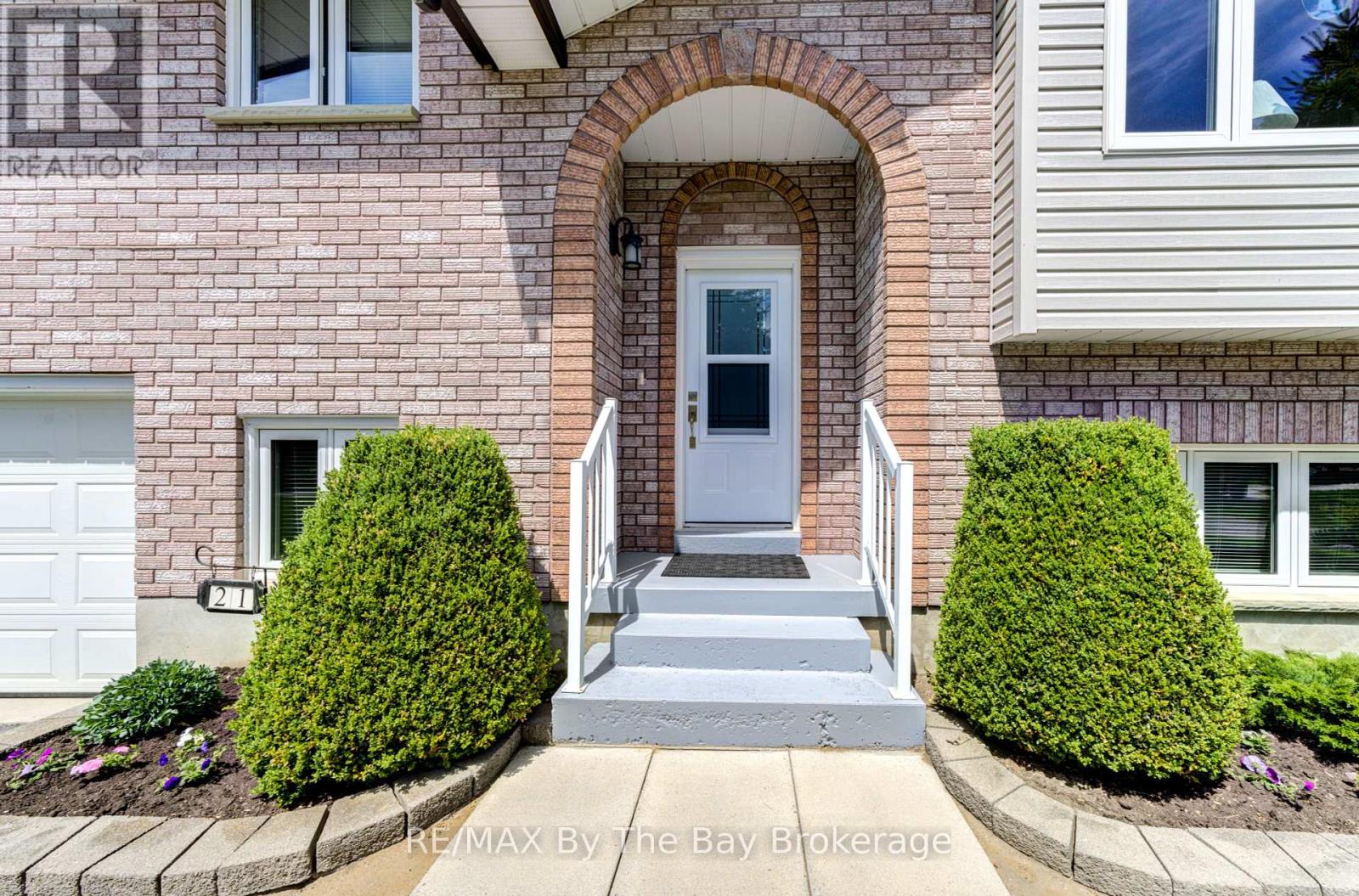 21 Portugal Path, Wasaga Beach, Ontario  L9Z 1L2 - Photo 4 - S12165082
