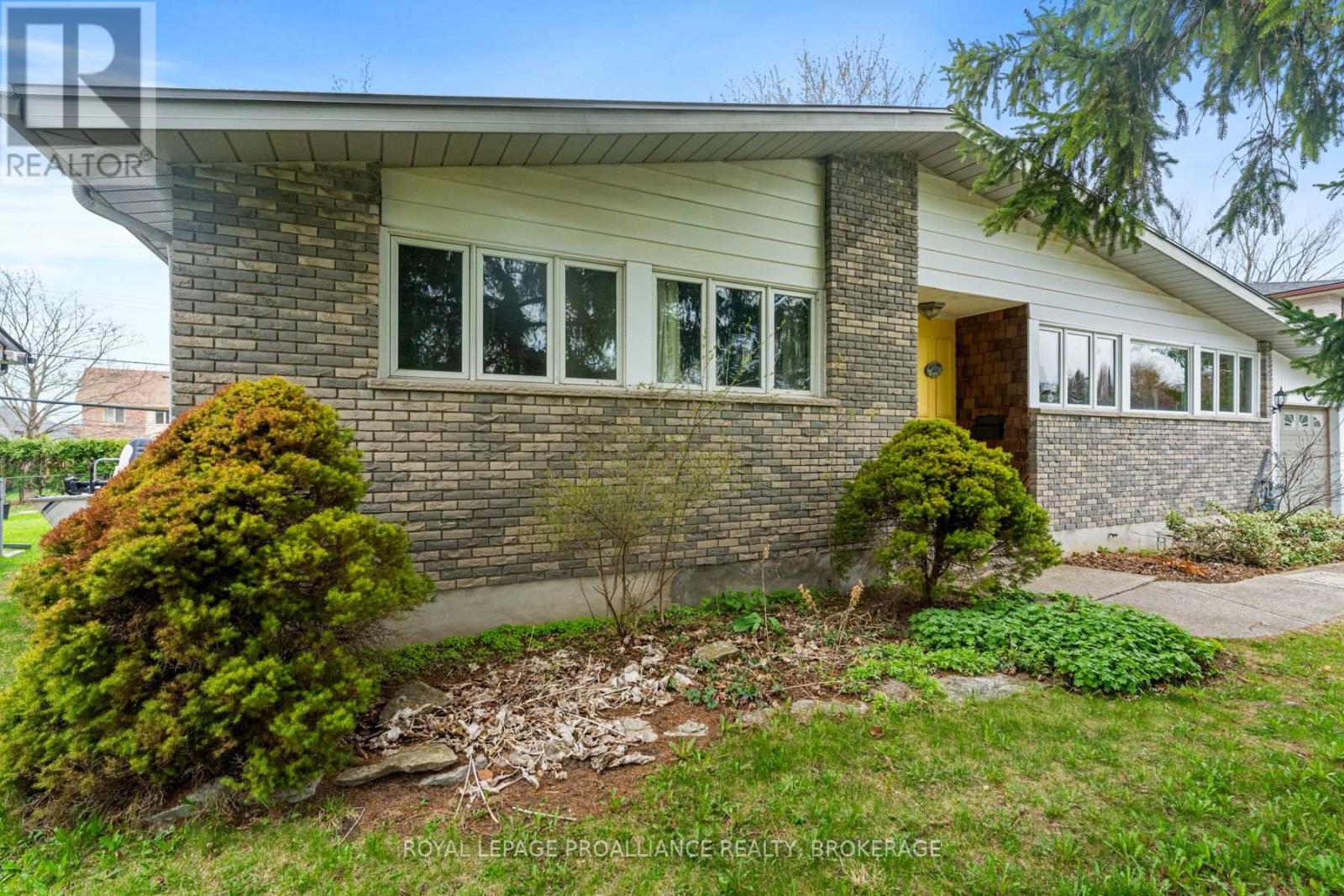 1071 Lincoln Drive, Kingston, Ontario  K7M 4Z3 - Photo 3 - X12165341