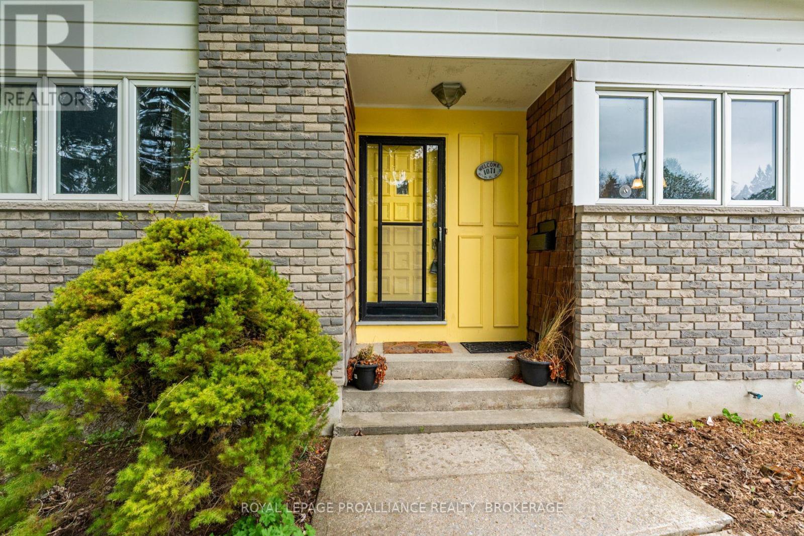1071 Lincoln Drive, Kingston, Ontario  K7M 4Z3 - Photo 4 - X12165341