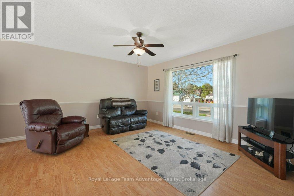 56 South Sparks Street, Magnetawan, Ontario  P0A 1P0 - Photo 10 - X12165224