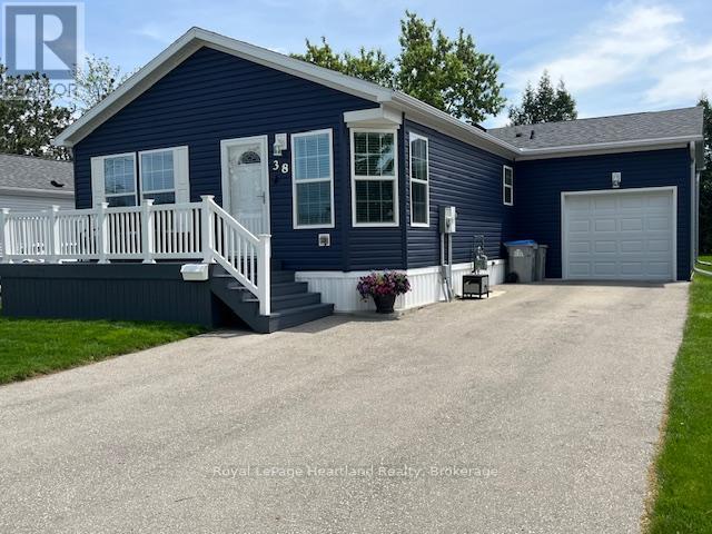 38 Bond Street, Strathroy-Caradoc, Ontario  N7G 0C5 - Photo 2 - X12165251