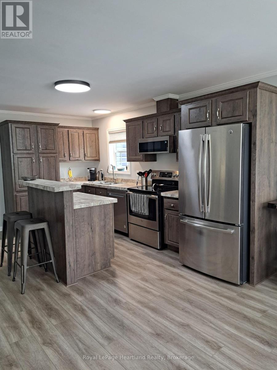 38 Bond Street, Strathroy-Caradoc, Ontario  N7G 0C5 - Photo 3 - X12165251