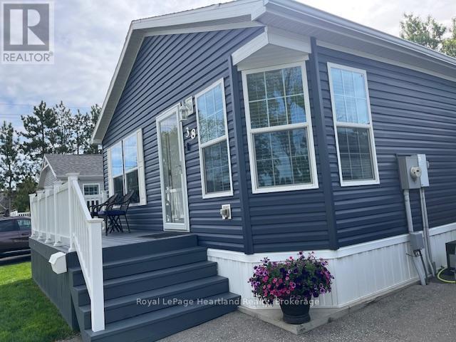 38 Bond Street, Strathroy-Caradoc, Ontario  N7G 0C5 - Photo 37 - X12165251