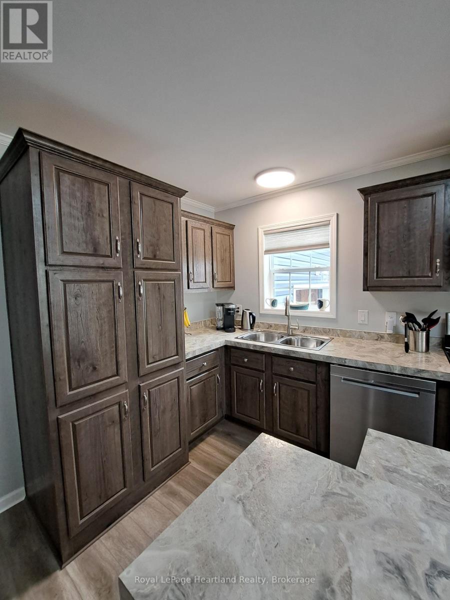 38 Bond Street, Strathroy-Caradoc, Ontario  N7G 0C5 - Photo 5 - X12165251