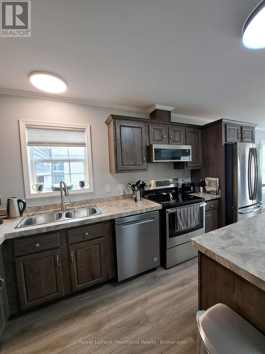 38 Bond Street, Strathroy-Caradoc, Ontario  N7G 0C5 - Photo 6 - X12165251