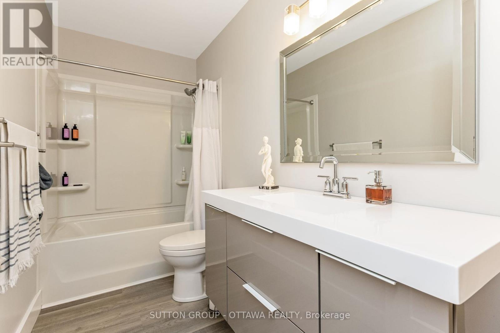 237 Teal Crescent, Ottawa, Ontario  K1E 2C3 - Photo 14 - X12165172
