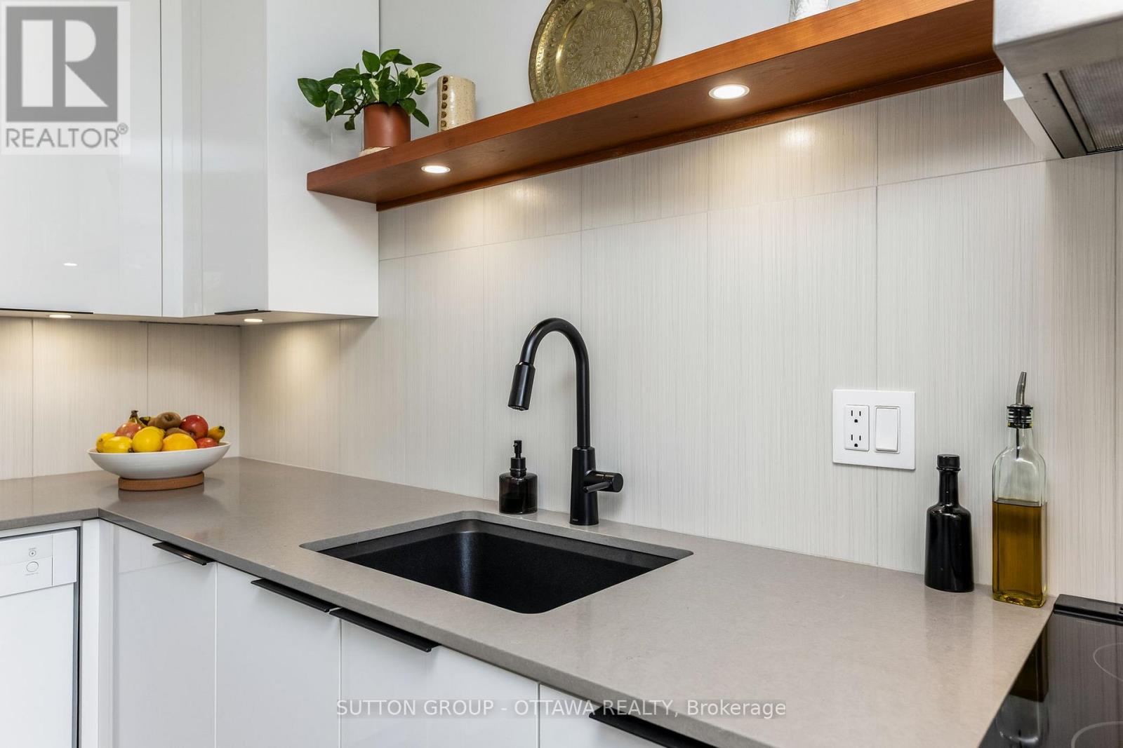 237 Teal Crescent, Ottawa, Ontario  K1E 2C3 - Photo 3 - X12165172