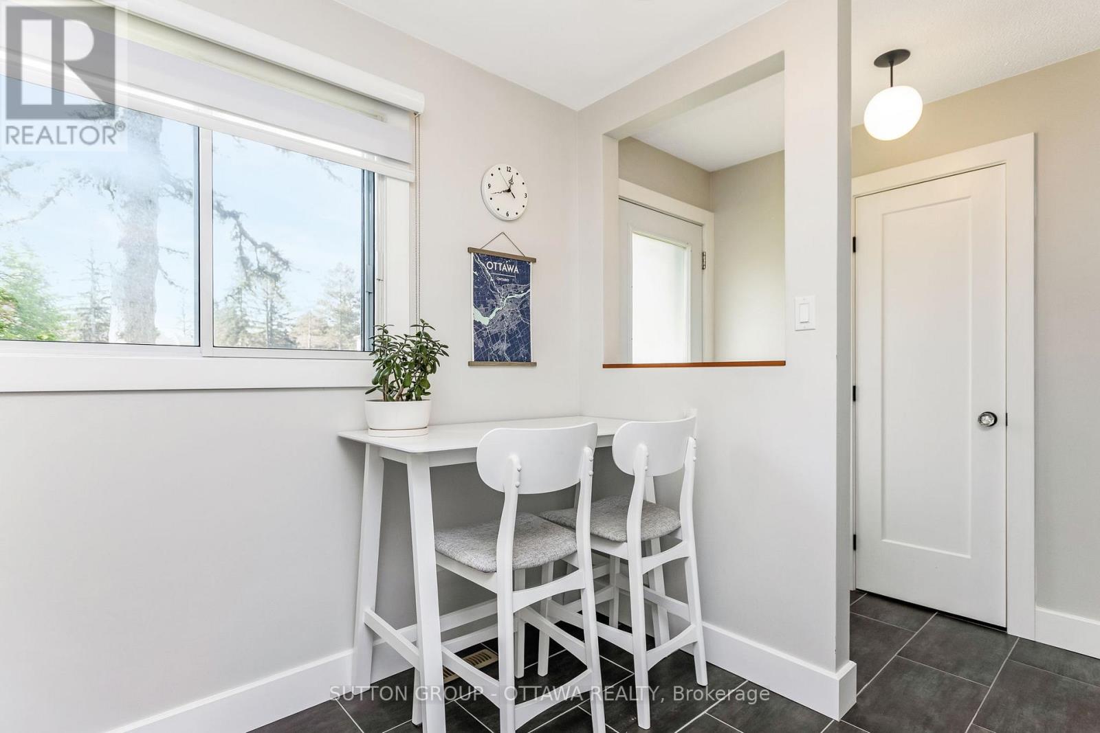237 Teal Crescent, Ottawa, Ontario  K1E 2C3 - Photo 4 - X12165172