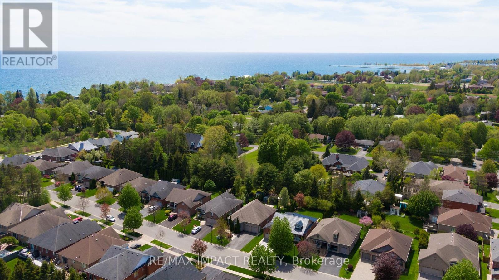 Property at 465 FOOTE CRESCENT image 3