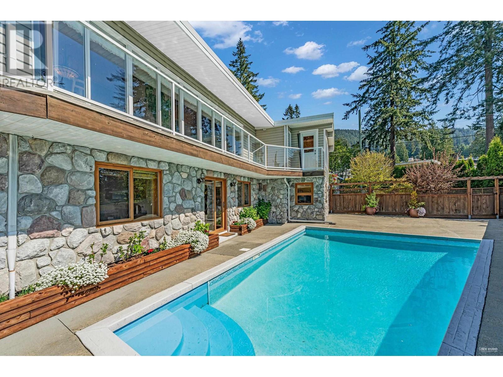 4323 Valencia Avenue, North Vancouver, British Columbia  V7N 4A7 - Photo 2 - R3005653