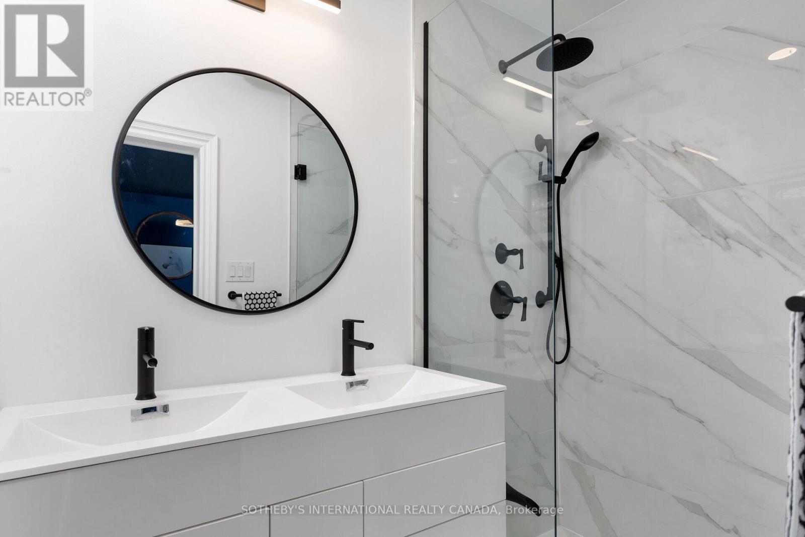 15 Ravensbourne Crescent, Toronto (Princess-Rosethorn), Ontario  M9A 2A7 - Photo 14 - W12164906