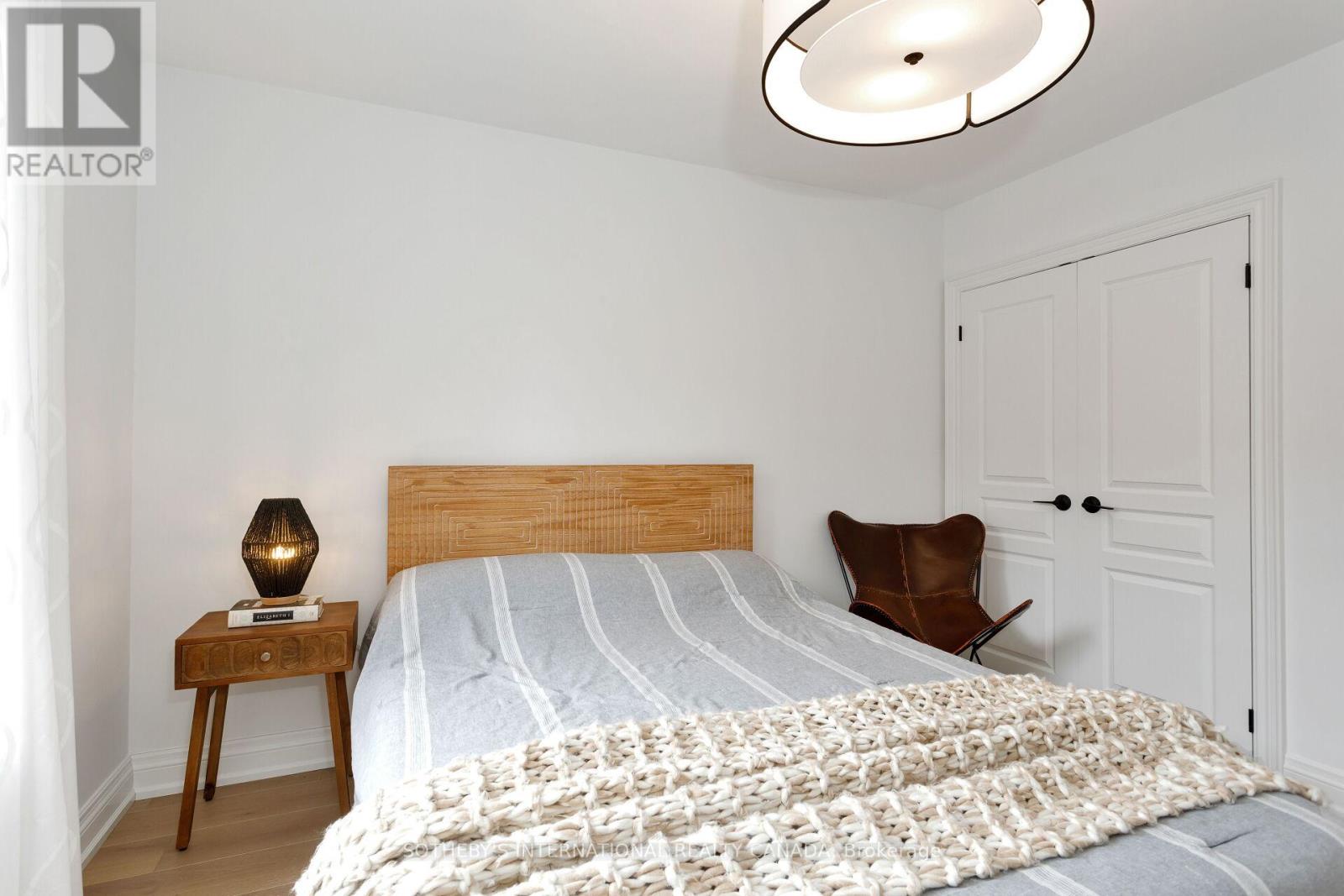 15 Ravensbourne Crescent, Toronto (Princess-Rosethorn), Ontario  M9A 2A7 - Photo 16 - W12164906
