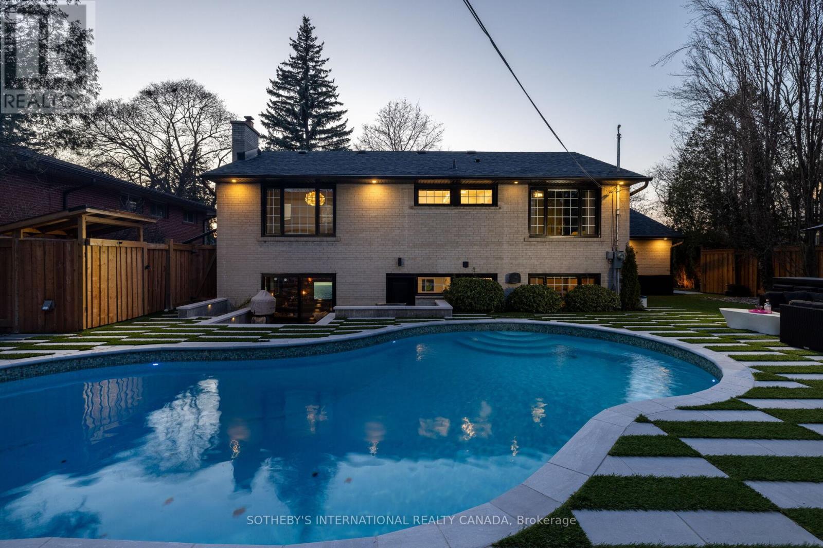 15 Ravensbourne Crescent, Toronto (Princess-Rosethorn), Ontario  M9A 2A7 - Photo 2 - W12164906