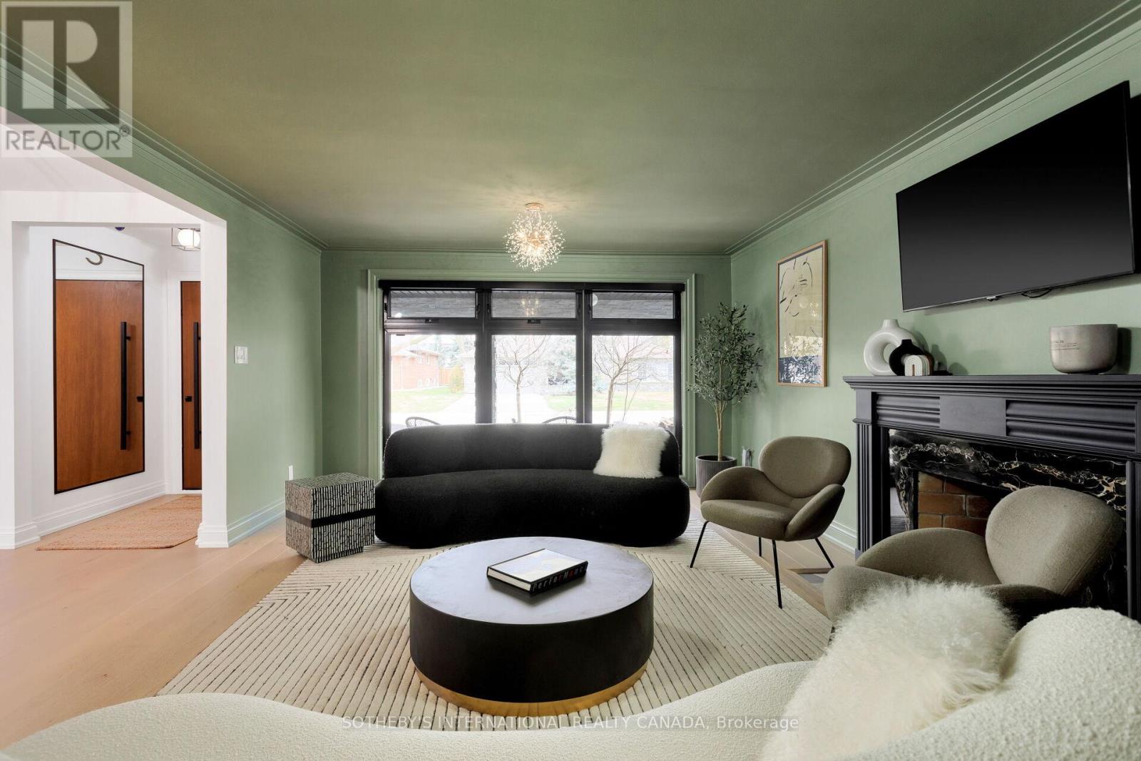 15 Ravensbourne Crescent, Toronto (Princess-Rosethorn), Ontario  M9A 2A7 - Photo 4 - W12164906