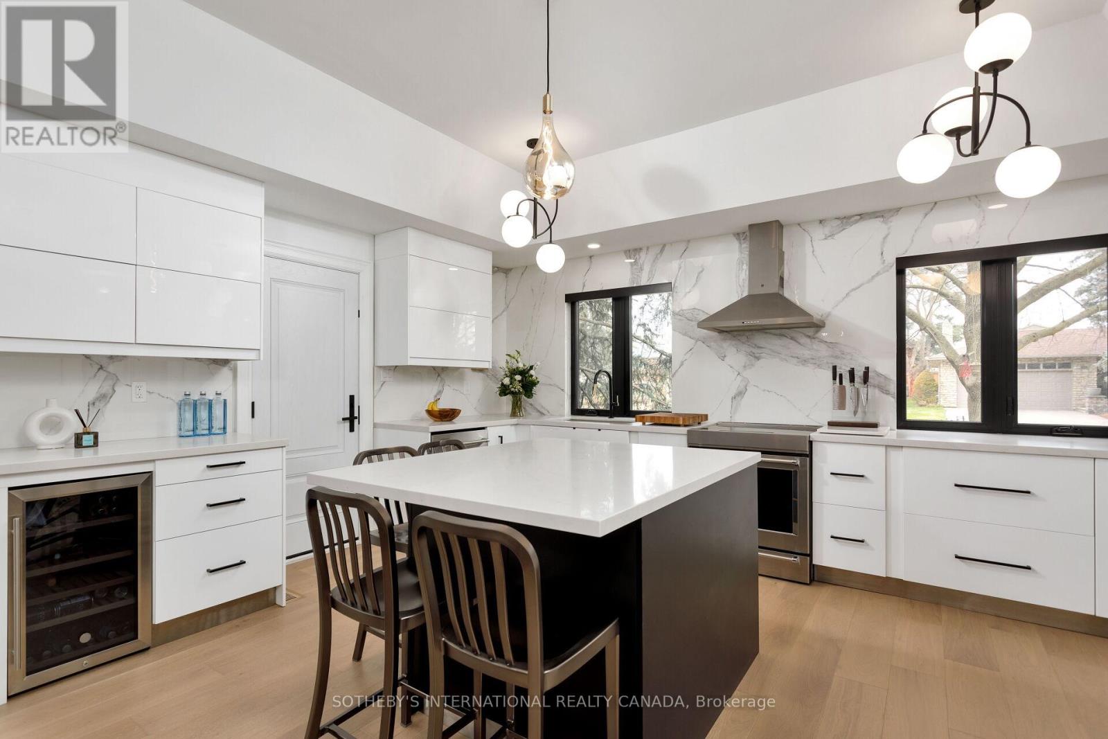 15 Ravensbourne Crescent, Toronto (Princess-Rosethorn), Ontario  M9A 2A7 - Photo 7 - W12164906