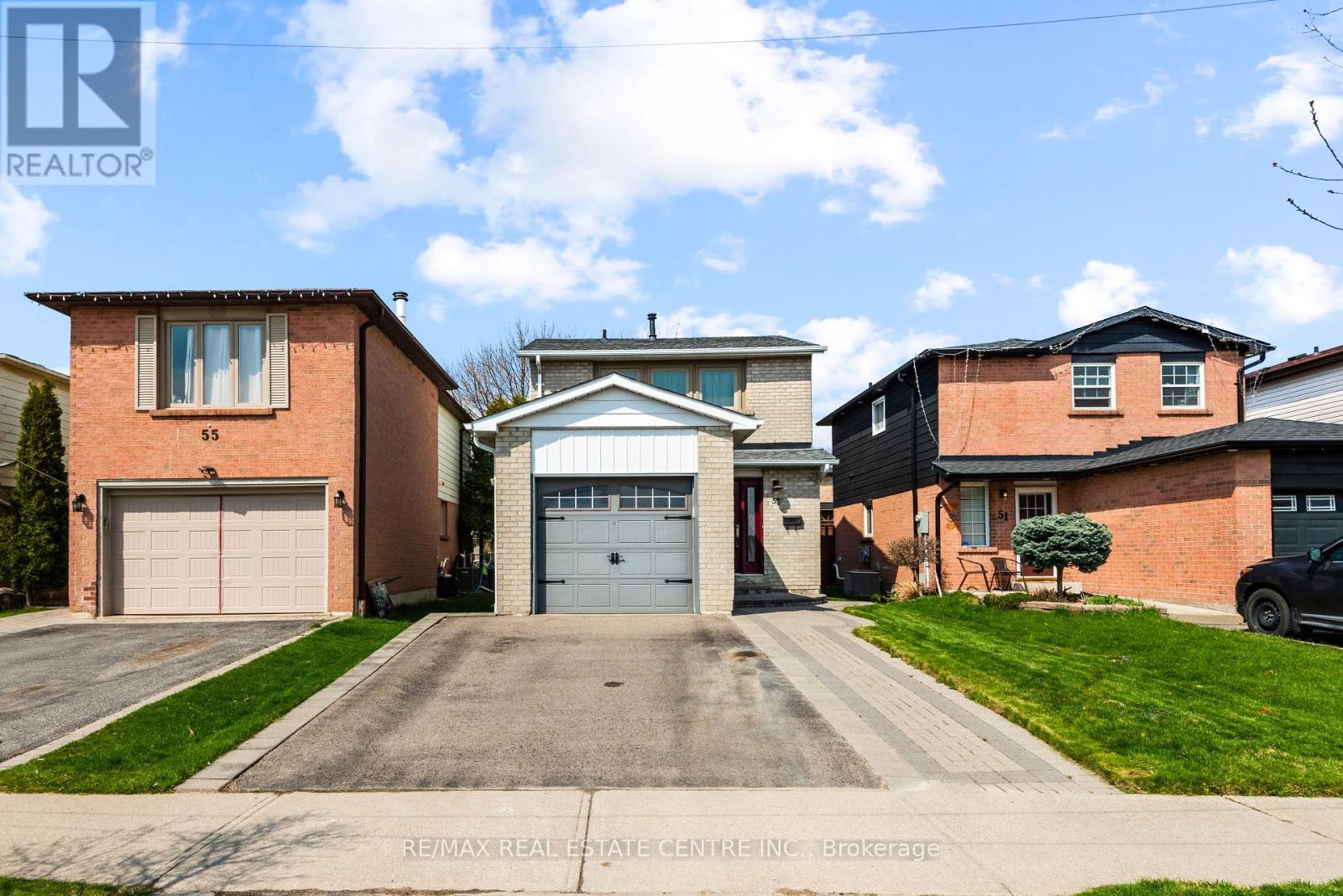 53 Martindale Crescent, Brampton, Ontario  L6X 2V7 - Photo 2 - W12164930