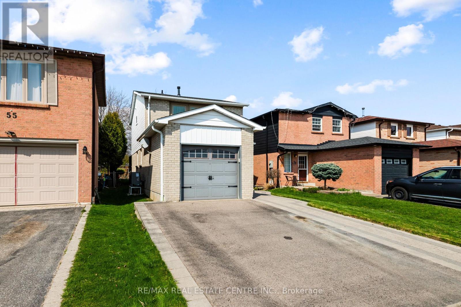 53 Martindale Crescent, Brampton, Ontario  L6X 2V7 - Photo 3 - W12164930