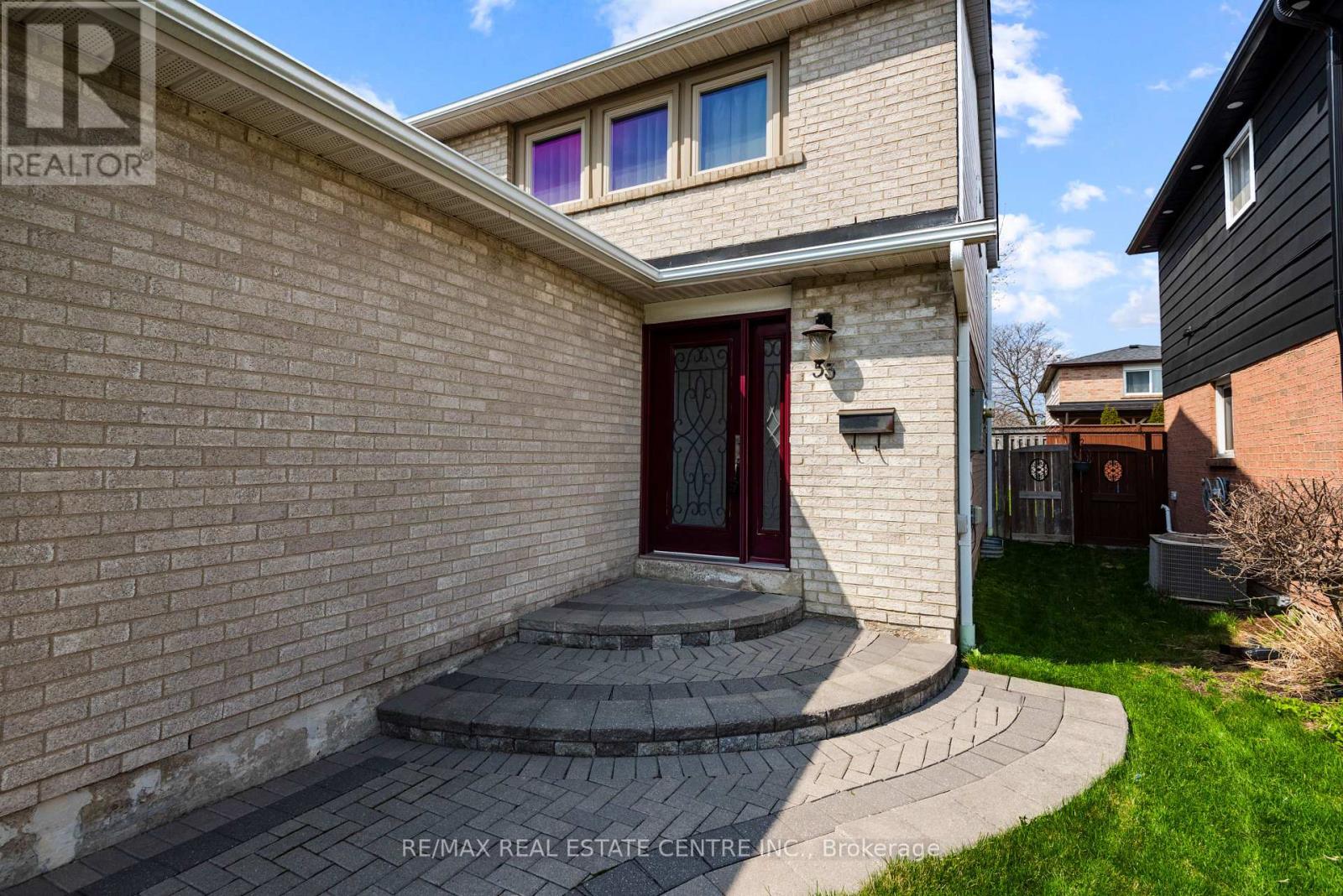 53 Martindale Crescent, Brampton, Ontario  L6X 2V7 - Photo 6 - W12164930